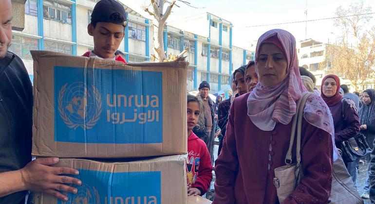 Se distribuye ayuda humanitaria a la población de Gaza.